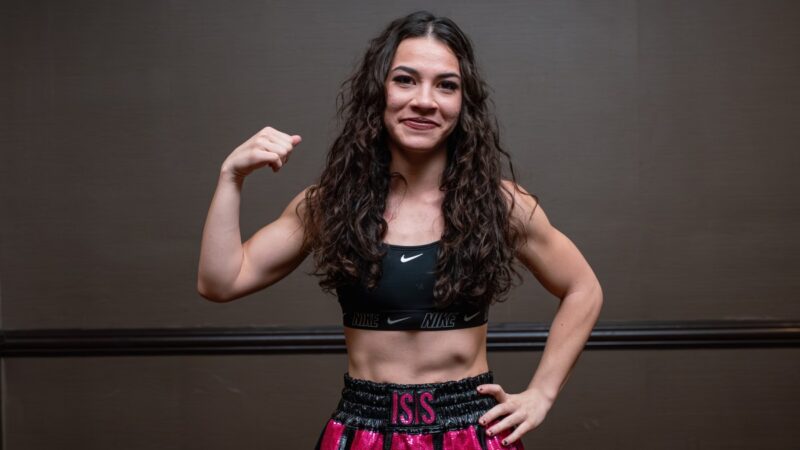 Исис Сио во время взвешивания перед профессиональным боксерским поединком